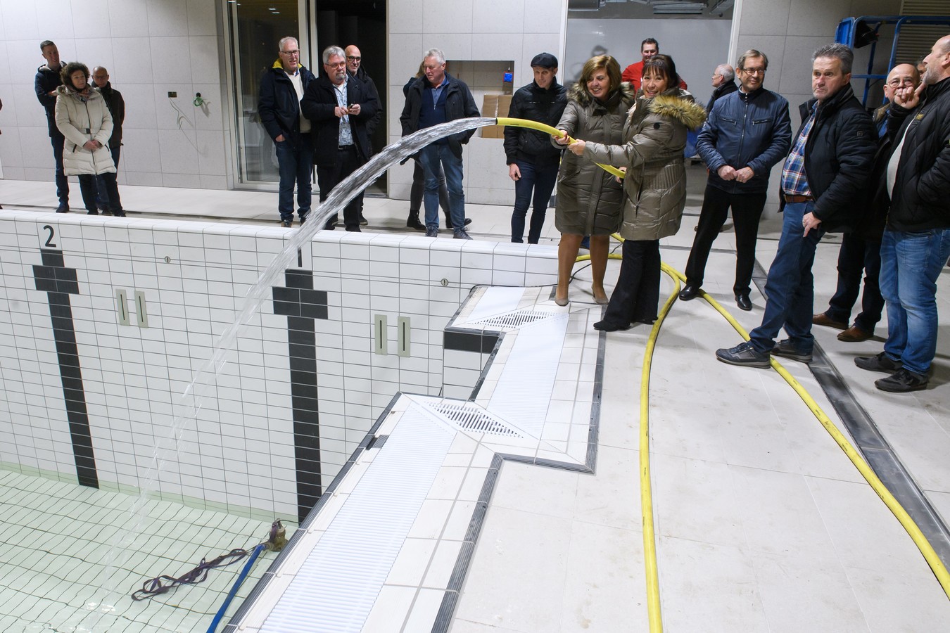 Eerste druppel water in Zwembad de Watertuin